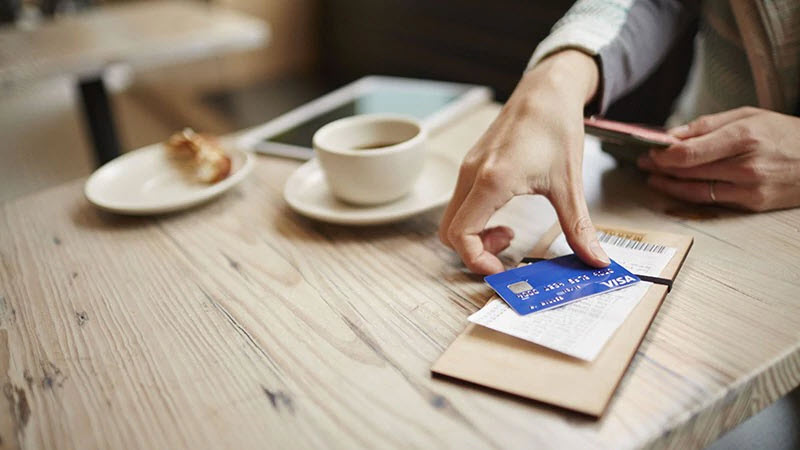 Placení účtu v kavárně pomocí Visa pcidss