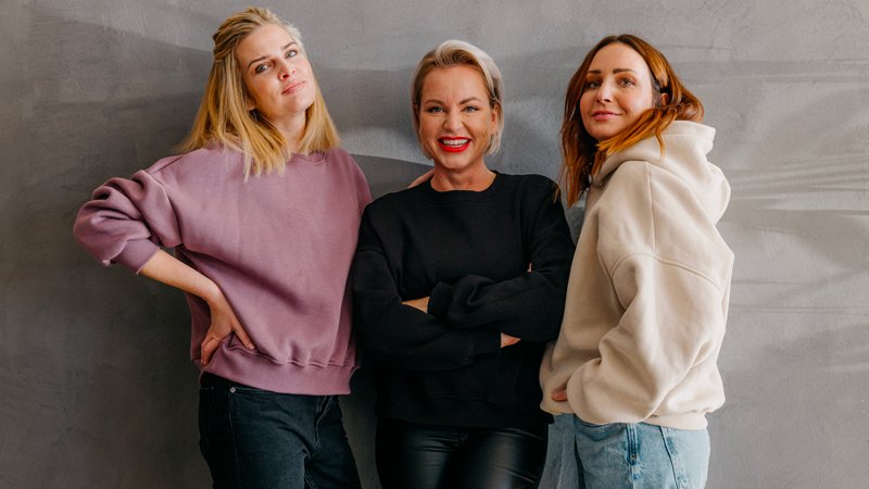 3 women posing for picture